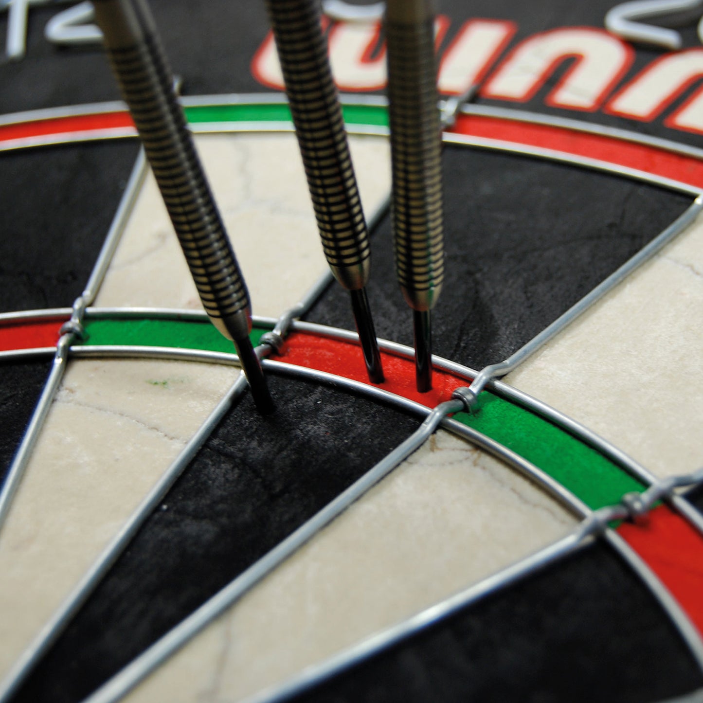Winmau Dartboard PRO-SFB en set, comprenant 2 jeux de fléchettes en acier Winmau